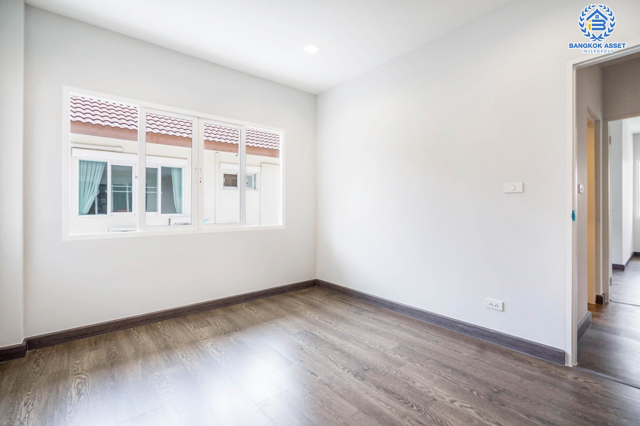 บ้านมือสองตกแต่งใหม่ คุณภาพแบรนด์ AP ม.เดอะเซนโทร รัตนาธิเบศร์-ราชพฤกษ์ หลังมุม ดีไซน์ Classic เนื้อที่ 58.2 ตร.ว. ฟังก์ชันจัดเต็ม 3 ห้องนอน 3 ห้องน้ำ จอดรถได้ 2 คัน บนทำเลศักยภาพ เชื่อมต่อหลายเส้นทางทั้ง ถ.ราชพฤกษ์ ,ถ.รัตนาธิเบศร์ และถ.กาญจนาภิเษก และเพียง 5 นาทีถึงรถไฟฟ้า "สถานีบางพลู"...